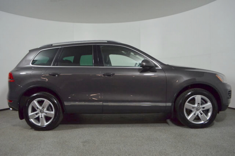 Illustration for article titled For $17,995, Would You Make Happy Memories In This 2011 VW Touareg Hybrid?
